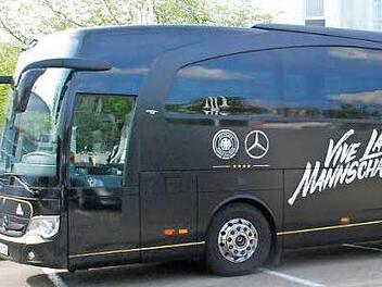 Im Juni fahren Jogis Jungs mit diesem Mannschaftsbus zur EM nach Frankreich. Bis Mittwoch steht er noch in Coburg. Foto: Christiane Lehmann