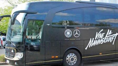 Im Juni fahren Jogis Jungs mit diesem Mannschaftsbus zur EM nach Frankreich. Bis Mittwoch steht er noch in Coburg. Foto: Christiane Lehmann