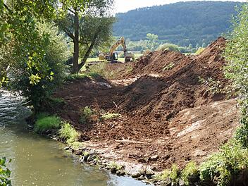Ein Bagger formt das Ufer gegenüber der Herrenmühle neu. Foto: Arkadius Guzy
