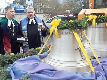 Andächtig hörte Dekan Till Roth (links) beim Besuch in Bad Brückenau zu, als ihm Pfarrer Gerd Kirchner die Entstehungsgeschichte der neuen Glocken erläuterte. Foto: Rolf Pralle