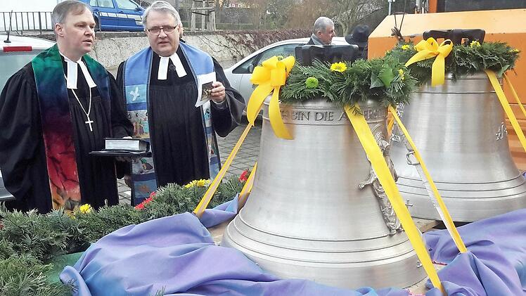Andächtig hörte Dekan Till Roth (links) beim Besuch in Bad Brückenau zu, als ihm Pfarrer Gerd Kirchner die Entstehungsgeschichte der neuen Glocken erläuterte. Foto: Rolf Pralle