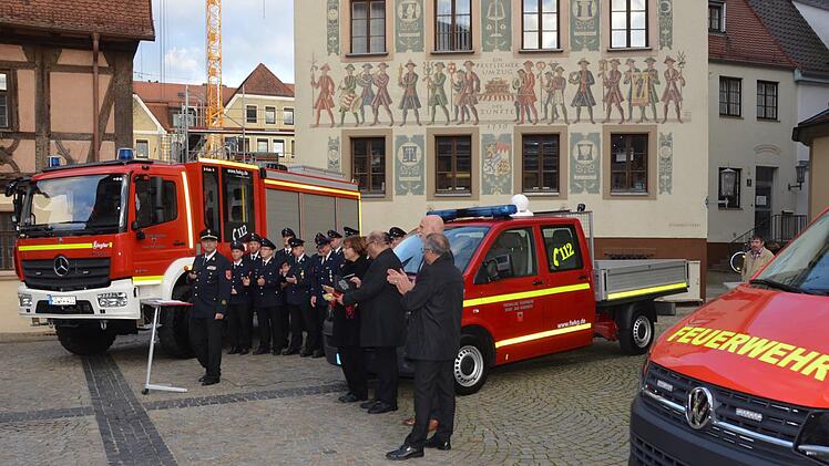 Drei Feuerwehrfahrzeuge erhielten den  kirchlichen Segen.  Foto: Peter Rauch