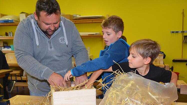 Impressionen vom Nisthilfenbau in der Melkendorfer Grundschule Dagmar Besand