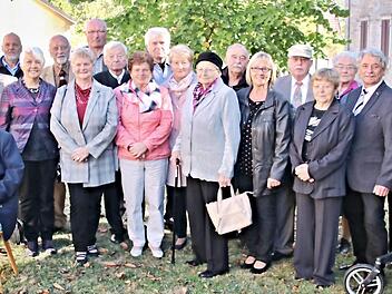 Die Jesserndorfer Jubelkonfirmanden mit Pfarrer Bernd Grosser (Zweiter von links) Foto: Helmut Will