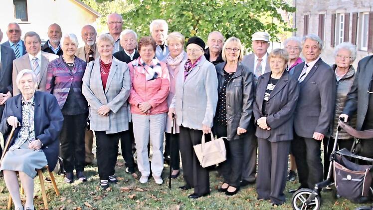 Die Jesserndorfer Jubelkonfirmanden mit Pfarrer Bernd Grosser (Zweiter von links) Foto: Helmut Will