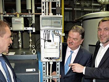 Die Ausstattung mit innovativer Sensorinfrastruktur zur Erfassung der Verbrauchsdaten in Echtzeit ist hier an einem Stromzähler in der Staatlichen Fachschule für Lebensmitteltechnik bereits erfolgt. Von links Professor Markus Brautsch, Landrat Klaus Peter Söllner und Dipl.-Ing. Tobias Eder.  Foto: Werner Reißaus