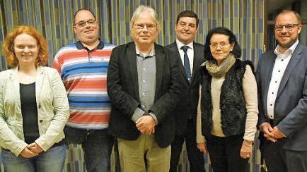 Die Sängergruppe "Fränkische Krone" wird künftig von diesem teilerneuerten Vorstand geleitet. Von links im Bild sind Pia Hempfling, Michael König, Ronald Friedrich, Jens-Uwe Peter, Heidi Schunk und Sebastian Straubel; nicht auf dem Bild ist Stefanie Berg. Foto: Edwin Meißinger