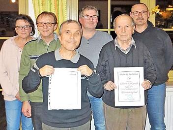 Vier Mitglieder des Marktzeulner Pfeifenclubs wurden für ihre langjährige Treue und ihre Verdienste geehrt: von links Zweite Vorsitzende Petra Kolb, Vorsitzender Anton Fischer, Stefan Fiedler (40 Jahre), Zweiter Schriftführer Bernd Kohles, Ehrenmitglied Benno Fiedler und Schriftführer Robert Kolb. Foto: Klaus Gagel