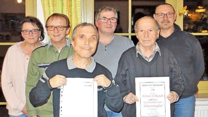 Vier Mitglieder des Marktzeulner Pfeifenclubs wurden für ihre langjährige Treue und ihre Verdienste geehrt: von links Zweite Vorsitzende Petra Kolb, Vorsitzender Anton Fischer, Stefan Fiedler (40 Jahre), Zweiter Schriftführer Bernd Kohles, Ehrenmitglied Benno Fiedler und Schriftführer Robert Kolb. Foto: Klaus Gagel