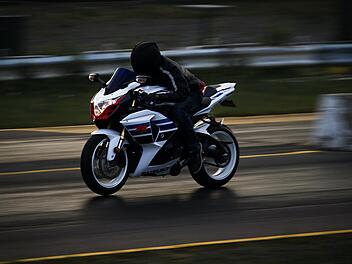 Motorradfahrer liefert sich Verfolgungsjagd mit Polizei Motorradfahrer liefert sich Verfolgungsjagd mit Polizei