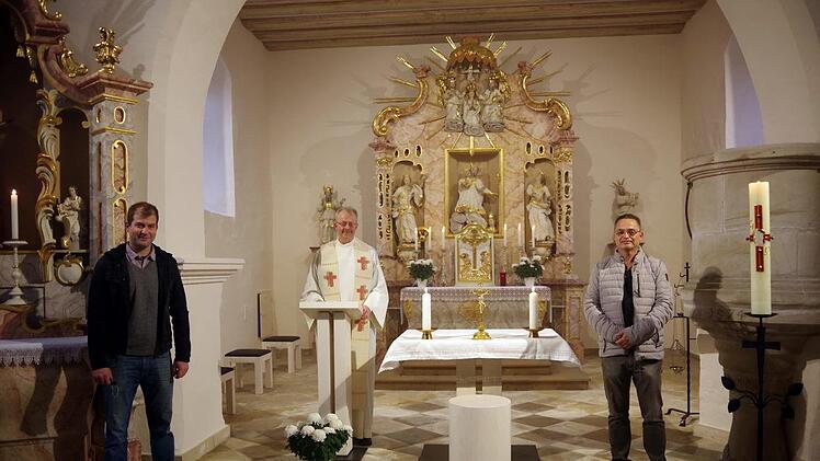 Schreinermeister Markus Stöckert (von links), Stadtpfarrer Thomas Teuchgräber sowie Dipl.-Ing. (FH) Thomas Beierwaltes freuen sich über das gute Gelingen der Innensanierung.  Heike Schülein