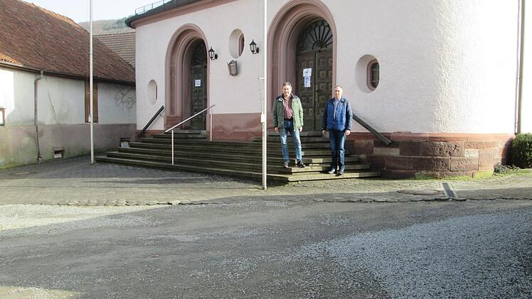 Schotter-, Asphalt- und Pflaster-Flicken sollen einem einheitlichen Pflasterbelag weichen. Den Wunsch von Stadtrat Bernd Hüfner (links) und Kirchenpfleger Gerhard Beck (rechts) unterstützen auch viele Untererthaler.