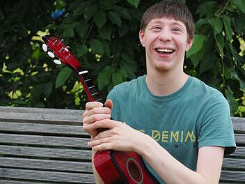 Tobias Greiner kam mit einer Mikrozephalie zur Welt, sein Kopf und sein Gehirn sind deutlich kleiner als bei anderen Menschen seines Alters und Geschlechts.  Heilbar ist die Mikrozephalie nicht - das hält den 20-Jährigen nicht davon ab, im November in seine eigenen vier Wände zu ziehen.