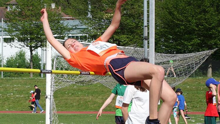 Amy Schulz vom TSV Oberthulba gewann mit 1,40 Meter den Hochsprung der Schülerinnen W14. Foto: Reinhold Nürnberger