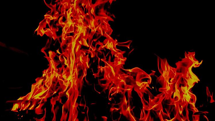 Flammen auf Bildschirm l&ouml;sen Feuerwehreinsatz aus - Beobachter besorgt
