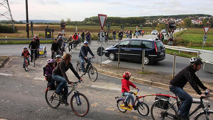 Die Radfahrer am  neuralgischen Punkt zwischen  Bahnübergang und  Verkehrsinsel. Foto: Galster