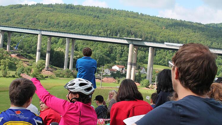Beim zweiten Signalgeräusch wollte niemand mehr seinen Blick von der Brücke wenden.