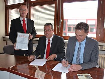 Jetzt ist die Stiftung aus der Taufe gehoben (von links): Stephan Franke, Marcus Seiler und Marco Steiner. Foto: Rainer Lutz