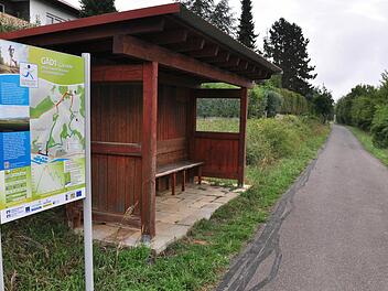 In der Gemeinde Gädheim führt die Laufstrecke "Maintalblicke" des Laufparadieses Haßberge - Maintal - Steigerwald vom Radweg an der B26 (im Bild) nach Greßhausen, weiter Richtung B303 und zurück nach Gädheim. Für den Streckenunterhalt muss die Gemeinde 58,95 Euro jährlich bezahlen, teilte Bürgermeister Peter Kraus in der Sitzung des Gemeinderats mit.