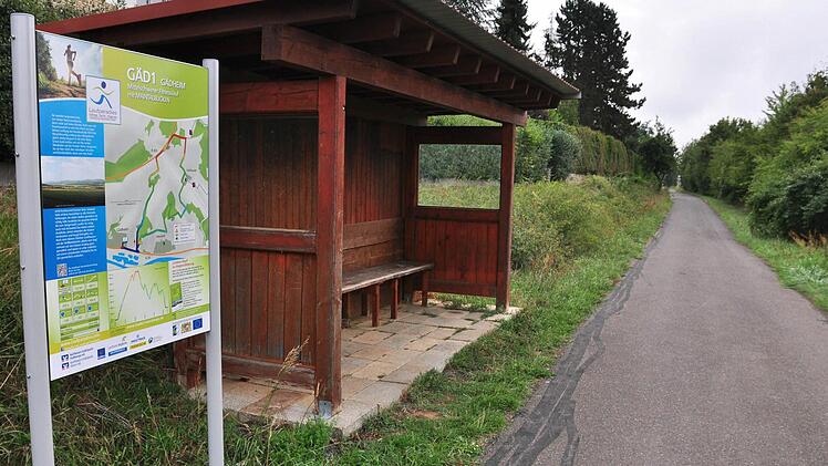In der Gemeinde Gädheim führt die Laufstrecke "Maintalblicke" des Laufparadieses Haßberge - Maintal - Steigerwald vom Radweg an der B26 (im Bild) nach Greßhausen, weiter Richtung B303 und zurück nach Gädheim. Für den Streckenunterhalt muss die Gemeinde 58,95 Euro jährlich bezahlen, teilte Bürgermeister Peter Kraus in der Sitzung des Gemeinderats mit.