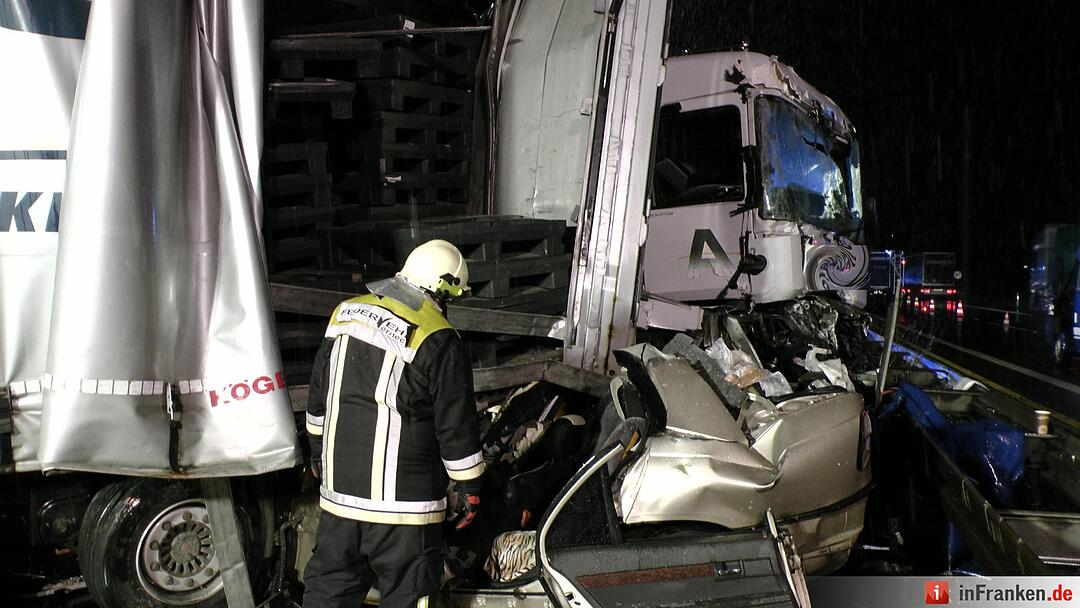 Auto zwischen zwei Lkw zerquetscht, Fahrer nur leicht verletzt