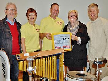 Stilgerecht im Farbeimer überreichen Malermeister Stephan Franz und Ehefrau Elisabeth ihre 500 Euro für den Förderverein der Bad Kissinger Musikschule an (von links) Kassier Norbert Paulus, Vorsitzende Birgit Eber und Schulleiter Bernd Hammer. Foto: Sigismund von Dobschütz