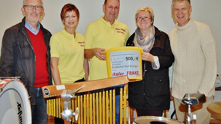 Stilgerecht im Farbeimer überreichen Malermeister Stephan Franz und Ehefrau Elisabeth ihre 500 Euro für den Förderverein der Bad Kissinger Musikschule an (von links) Kassier Norbert Paulus, Vorsitzende Birgit Eber und Schulleiter Bernd Hammer. Foto: Sigismund von Dobschütz