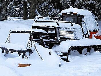 Das Pressecker Loipenspurgerät muss derzeit einen unfreiwilligen Winterschlaf halten. Foto: Klaus Klaschka