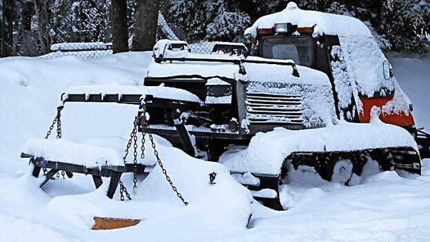 Das Pressecker Loipenspurgerät muss derzeit einen unfreiwilligen Winterschlaf halten. Foto: Klaus Klaschka