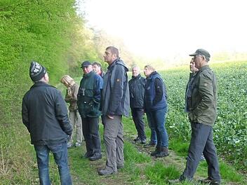 Wandern, stehen bleiben, lauschen: Ein Naturerlebnis ist eine Vogelstimmenwanderung, wie sie der Obst- und Gartenbauverein Eltmann anbot. Fachreferent war Dietmar Will (Mitte), der mit den Teilnehmern 30 Singvogelarten bestimmen konnte. Foto: sw