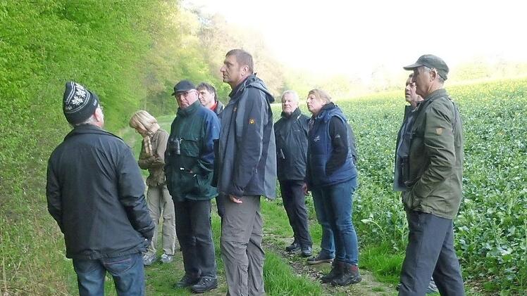 Wandern, stehen bleiben, lauschen: Ein Naturerlebnis ist eine Vogelstimmenwanderung, wie sie der Obst- und Gartenbauverein Eltmann anbot. Fachreferent war Dietmar Will (Mitte), der mit den Teilnehmern 30 Singvogelarten bestimmen konnte. Foto: sw