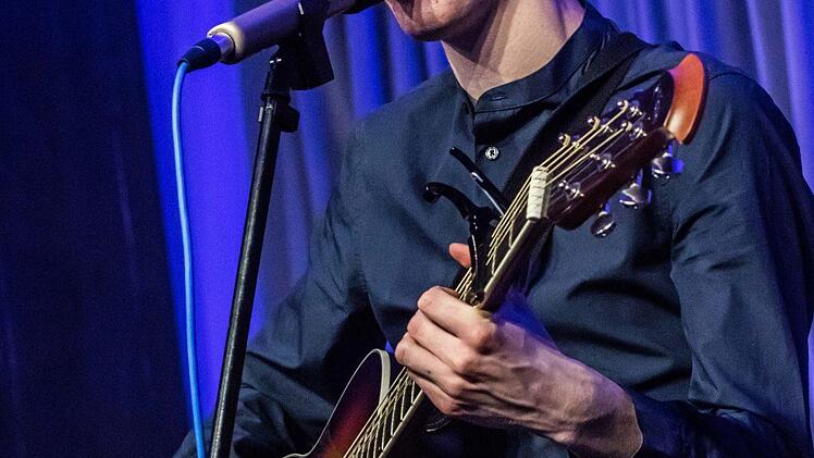 Der junge Liedermacher Erik Konietzko beeindruckte bei seinem Gastspiel in Coburg. Foto: Jochen Berger