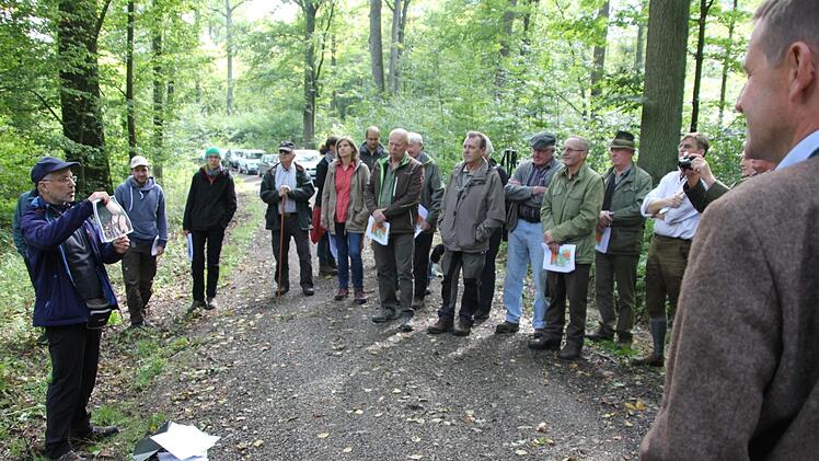Forstdirektor Stangl (links) präsentiert einen der vielen, selten Pilze, die auf dem Kraiberg gedeihen.Ralf Kestel