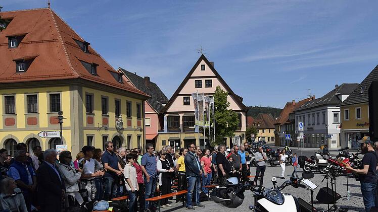 Die Christlichen Motorradfreunde Frankens hatten sich zum Gottesdienst auf dem Lichtenfelser Marktplatz versammelt.Andreas Welz