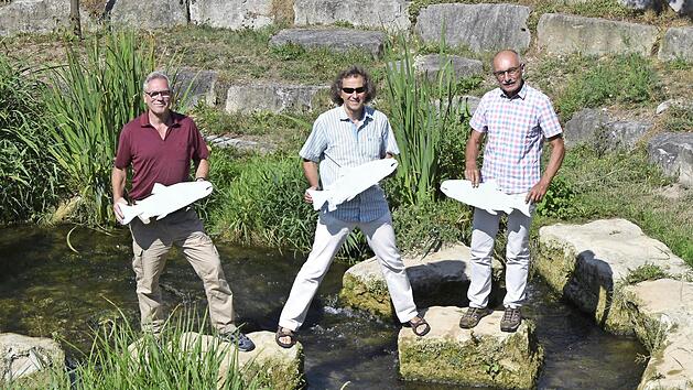 In der Lauter gegen&uuml;ber der Polizei findet am Sonntag das Gew&auml;sser-Art-Projekt der Kultur-Initiative Bad Staffelstein statt (von links): Anton K&ouml;cheler, Hubert Kolling und Hermann Hacker.  Foto: Andreas Welz