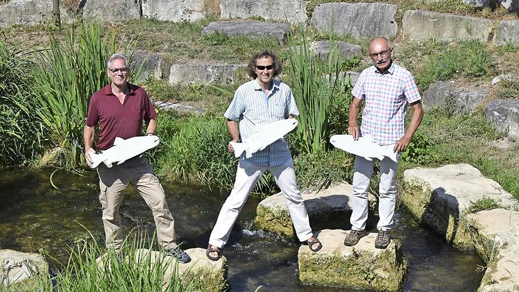 In der Lauter gegenüber der Polizei findet am Sonntag das Gewässer-Art-Projekt der Kultur-Initiative Bad Staffelstein statt (von links): Anton Köcheler, Hubert Kolling und Hermann Hacker.  Foto: Andreas Welz