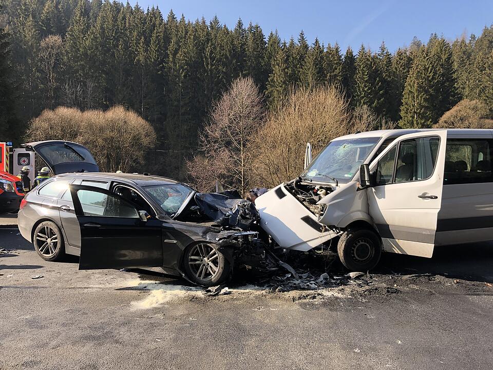 Zwei Rettungshubschrauber nach Frontalcrash im Einsatz
