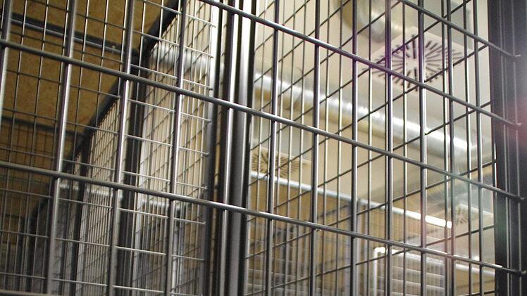 Die Atemschützer müssen "hinter Gittern" Hindernisse überwinden. Foto: Marco Meißner