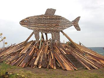 "Burning fish" ist am Samstag das diesjährige Motto des Berliner Feuer- und Eventkünstlers Herbert "Jimmy" Fell am "Dicken Turm" in Niederlauer, der  seine fast sechs Meter hohe Skulptur entzünden wird. Foto: Manfred Mellenthin