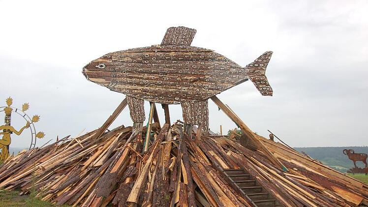 "Burning fish" ist am Samstag das diesjährige Motto des Berliner Feuer- und Eventkünstlers Herbert "Jimmy" Fell am "Dicken Turm" in Niederlauer, der  seine fast sechs Meter hohe Skulptur entzünden wird. Foto: Manfred Mellenthin