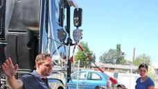 Ein Polizeibeamter erklärt den Kindern, wo sich der Gefahrenbereich neben einem Lkw befindet.