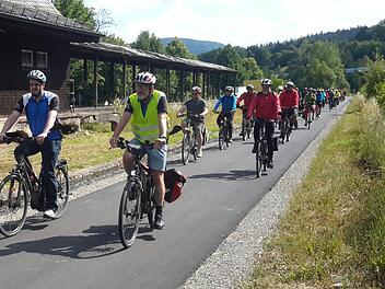 Ein Renner im wahrsten Sinne des Wortes ist bereits jetzt der erst vor rund zwei Monaten eröffnete Rhönexpress-Bahnradweg zwischen Zeitlofs und Wildflecken. Die neue Attraktion spielt auch bei den Messeauftritten und anderen Werbeaktionen der Tourismus Connection Bad Brückenau eine große Rolle.  Foto: Rolf Pralle