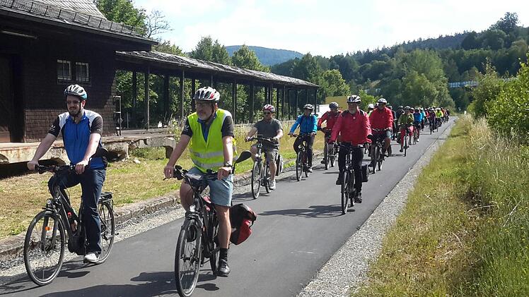 Ein Renner im wahrsten Sinne des Wortes ist bereits jetzt der erst vor rund zwei Monaten eröffnete Rhönexpress-Bahnradweg zwischen Zeitlofs und Wildflecken. Die neue Attraktion spielt auch bei den Messeauftritten und anderen Werbeaktionen der Tourismus Connection Bad Brückenau eine große Rolle.  Foto: Rolf Pralle