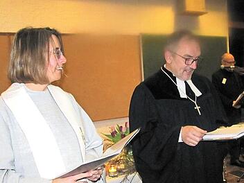Dekan Andreas Kleefeld und Kirchenrätin Andrea Heußner vollziehen den Eigentümerwechsel beim ehemaligen Jugendhaus Neukirchen.  Fotos: Martin Koch