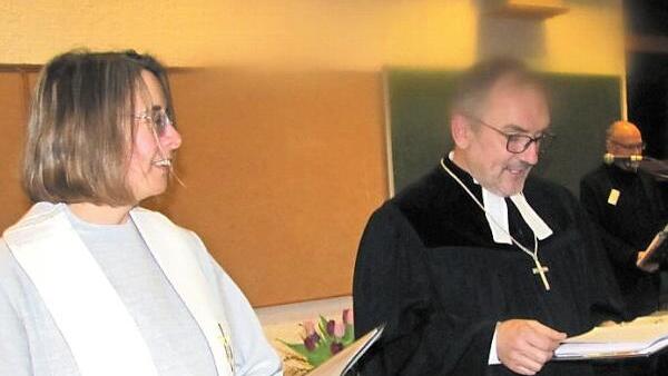 Dekan Andreas Kleefeld und Kirchenrätin Andrea Heußner vollziehen den Eigentümerwechsel beim ehemaligen Jugendhaus Neukirchen.  Fotos: Martin Koch
