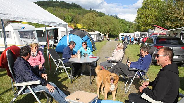 Endlich ist wieder Geselligkeit m&ouml;glich. Diese Reisegruppe traf sich in Stadtsteinach und wollte nach Herzenslust wandern, radeln und die Natur genie&szlig;en. Schon seit f&uuml;nfzig Jahren treffen sich die Camper.