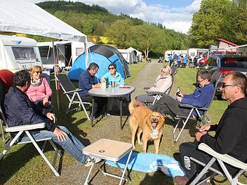 Endlich ist wieder Geselligkeit möglich. Diese Reisegruppe traf sich in Stadtsteinach und wollte nach Herzenslust wandern, radeln und die Natur genießen. Schon seit fünfzig Jahren treffen sich die Camper.