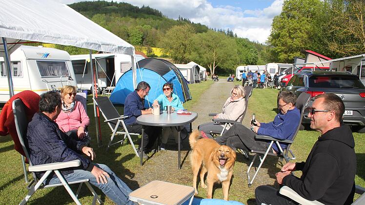 Endlich ist wieder Geselligkeit möglich. Diese Reisegruppe traf sich in Stadtsteinach und wollte nach Herzenslust wandern, radeln und die Natur genießen. Schon seit fünfzig Jahren treffen sich die Camper.