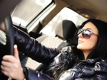 ADAC warnt: Wieso die Winterjacke im Auto gefährlich werden kann