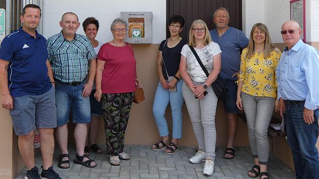 Das Bild entstand bei der Übergabe des Defibrillators und zeigt (von links) Markus Pistor, Reiner Schwarz von der FFW Schimmendorf, Tanja Schwarz, Marita Herrmann, Roswitha Strobel, Claudia Heinel, Peter Kolb, Christine Fischer und Gert Hühnlein.